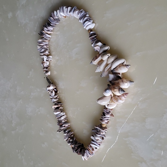 Shells and natural shell tidbits necklace with a magnetic clasp - Picture 3 of 4